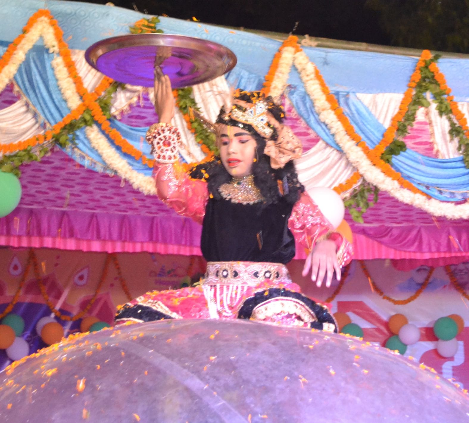 क्रिश्चियन कालेज मैदान में लगे दीवाली मेले में सांस्कृतिक कार्यक्रम प्रस्तुति करती बच्ची। संव?