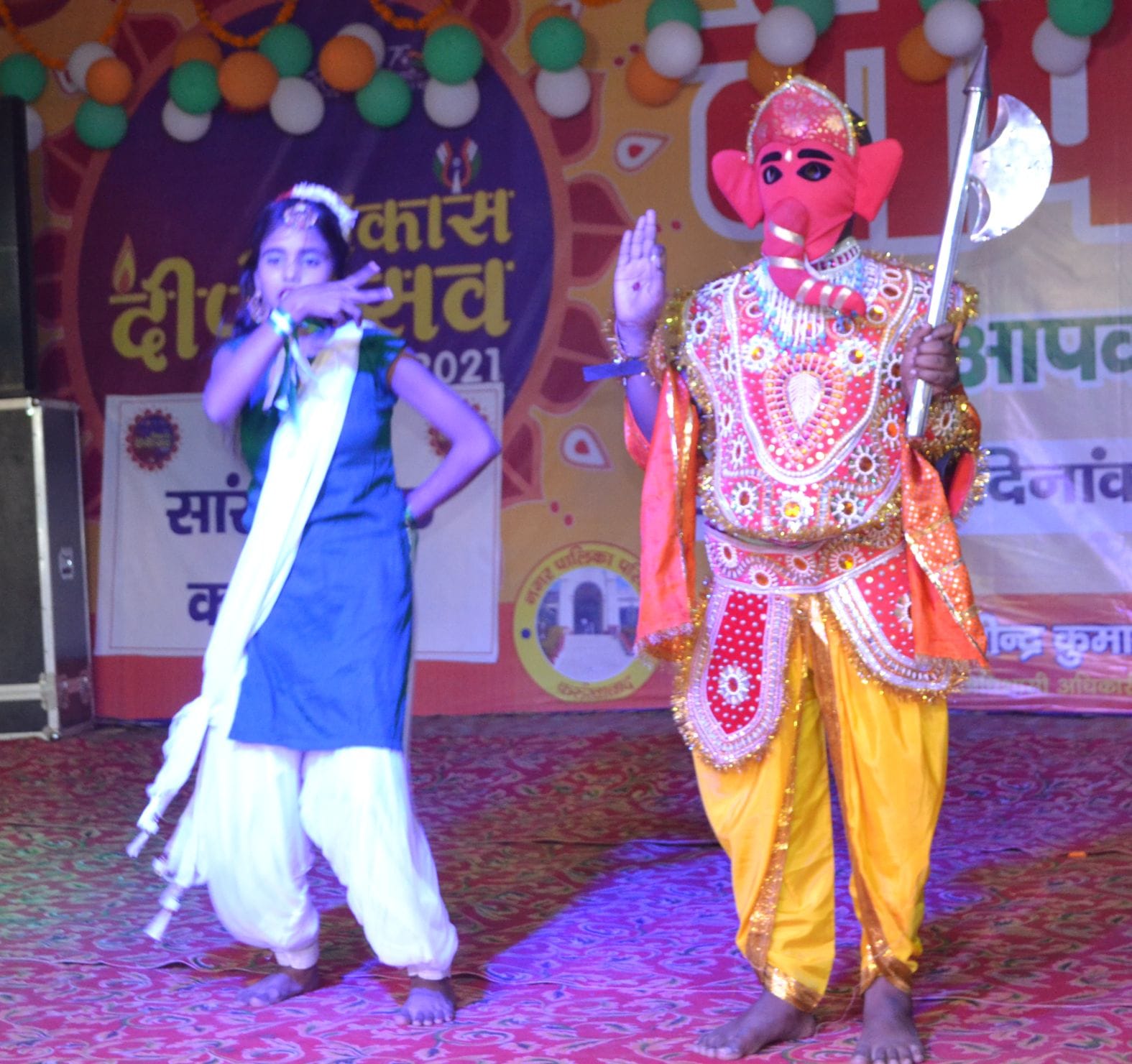 शहर के क्रिश्चियन कालेज मैदान में दिवाली मेले के सांस्कृतिक कार्यक्रम प्रस्तुत करते कलाकार। सं?