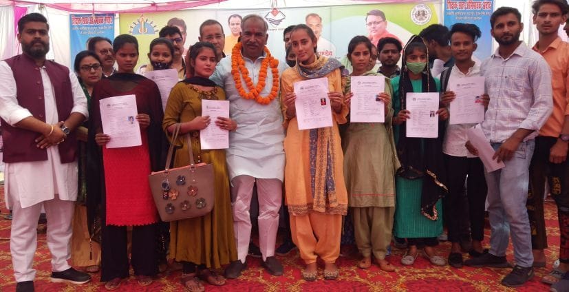गदरपुर कॉलेज में प्रवेश लेने वाले छात्र-छात्राओं के साथ कैबिनेट मंत्री अरविंद पांडेय।