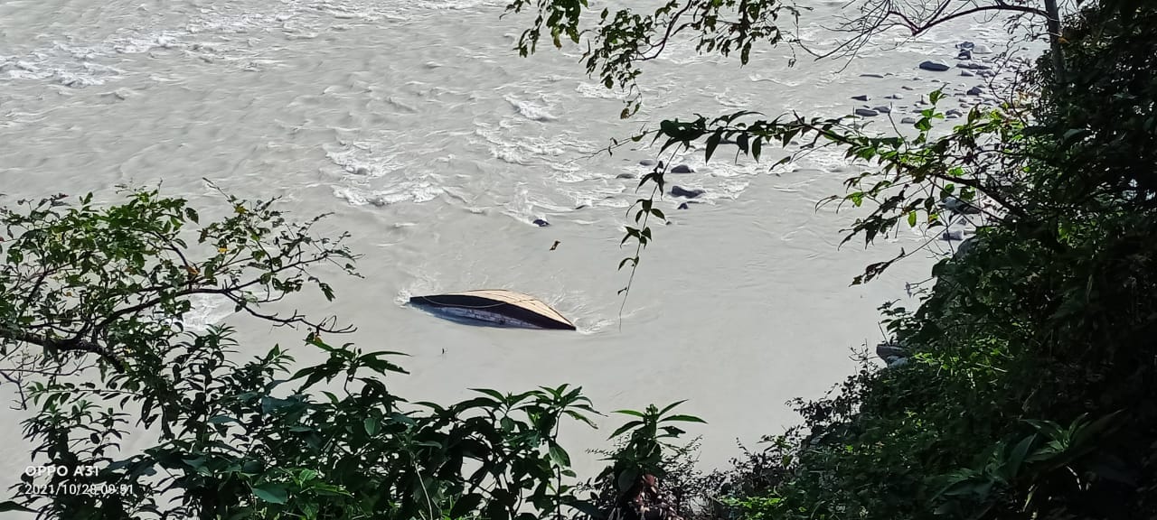 भारत नेपाल सीमा में महाकाली नदी में पलटी नाव।