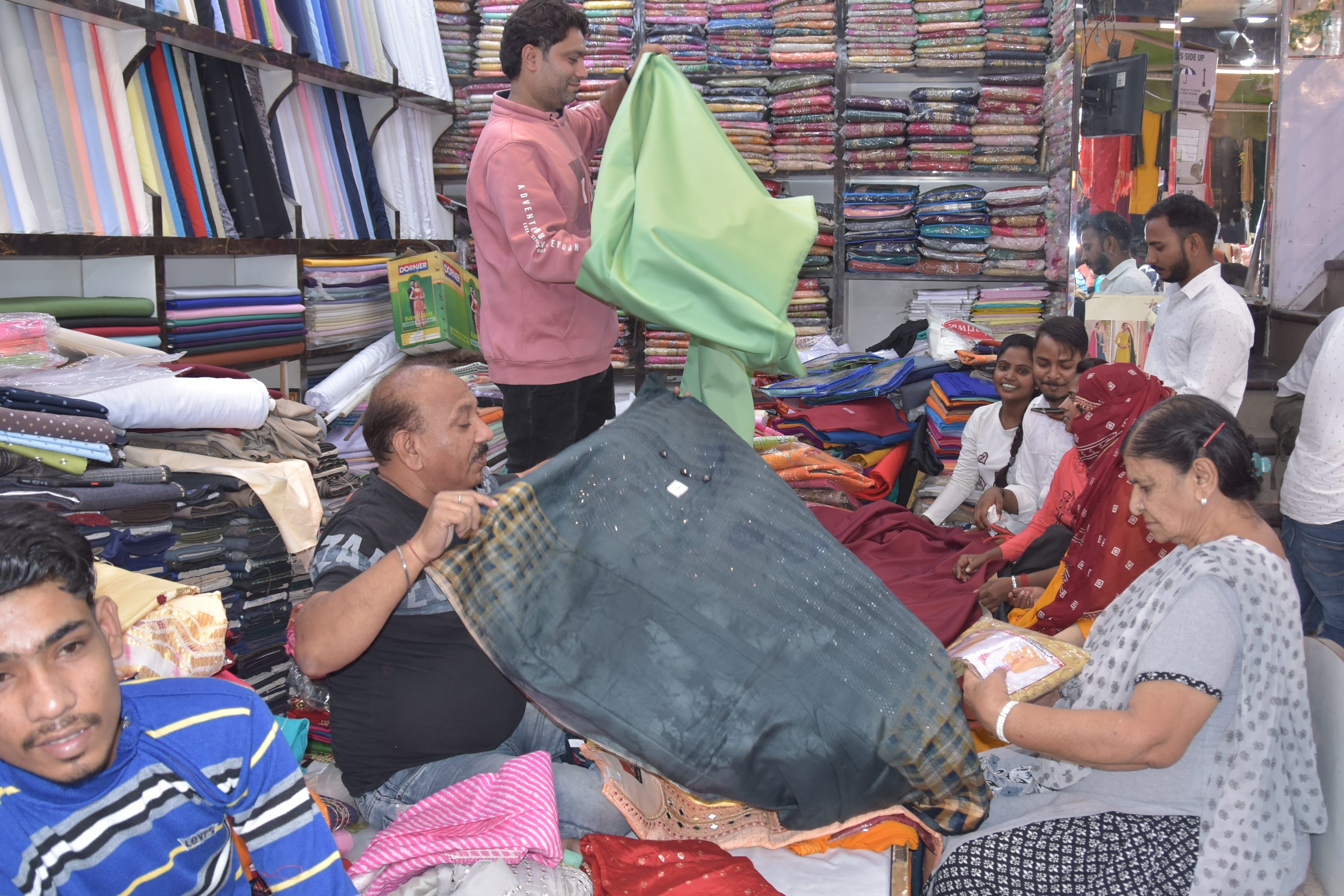 श्रीराम चौक पर दीपावली के लिये खरीदारी करते लोग
