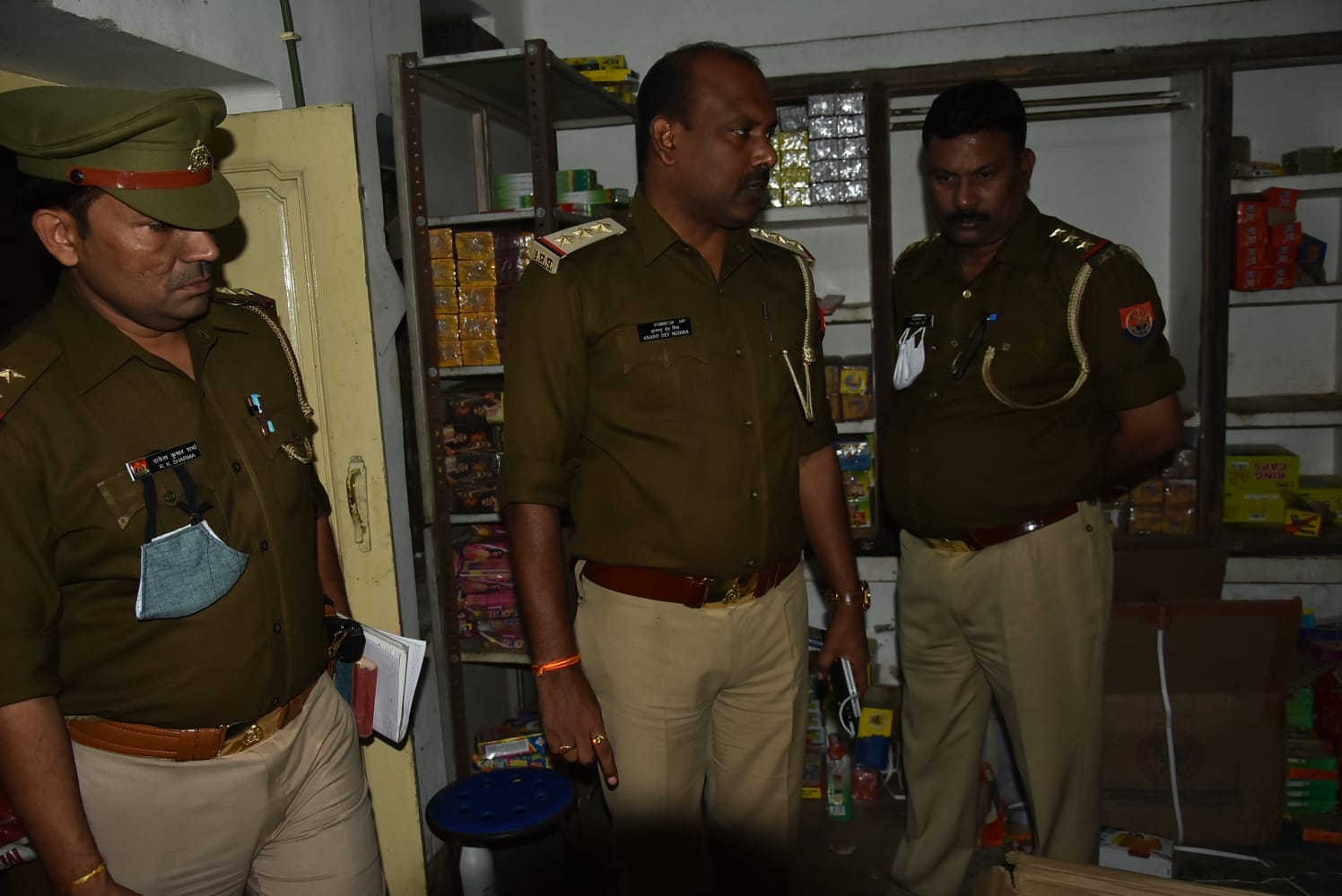 मुजफ्फरनगर के दाल मंडी में पटाखों के भडारण की जांच करती पुलिस। मुजफ्फरनगर के दाल मंडी में पटाखों के भडारण की जांच करती पुलिस।