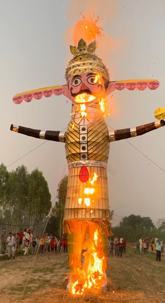 केलाखेड़ा में दहन होता रावण का पुतला।