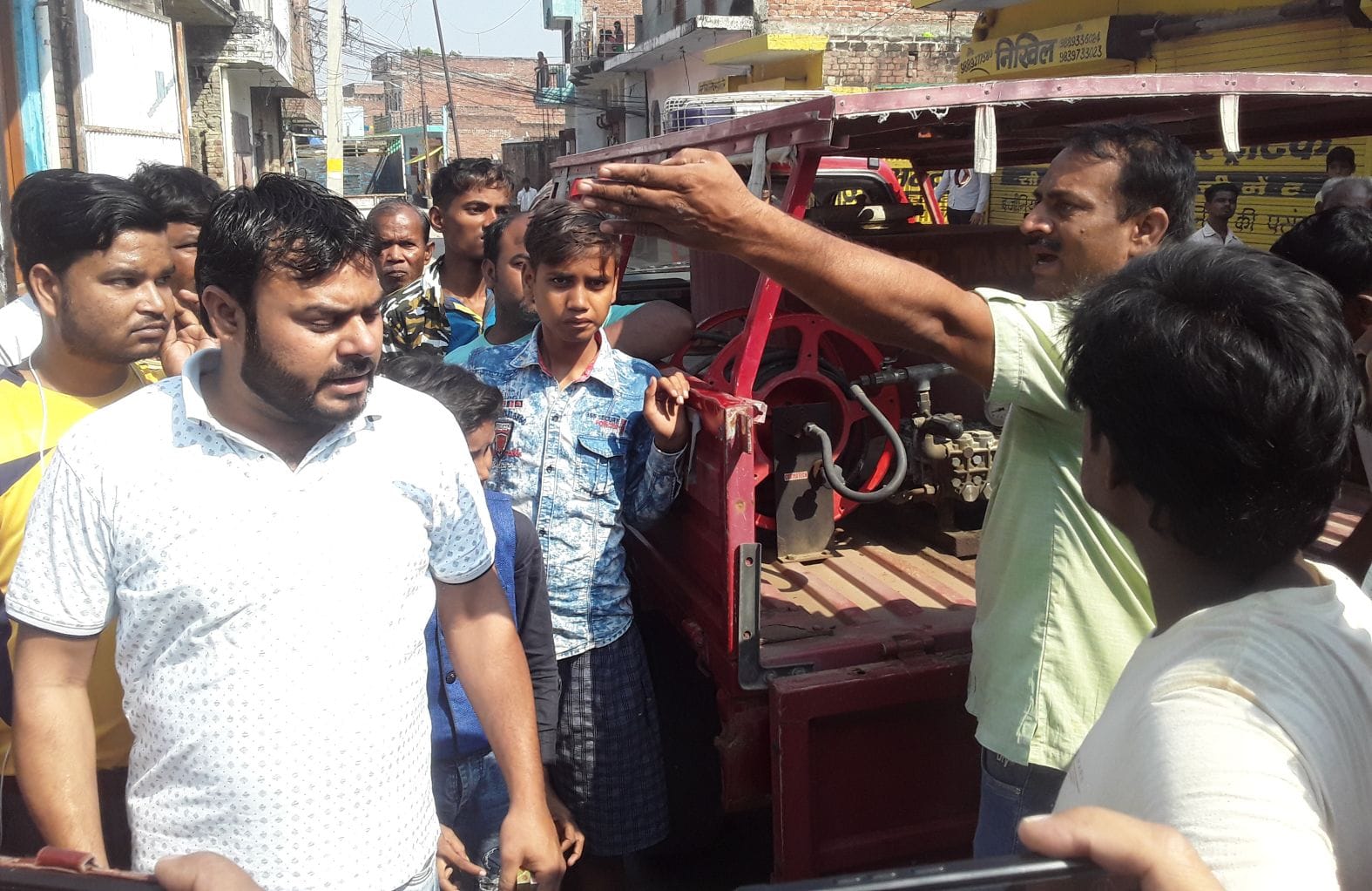 मोहल्ला दरीबा पश्चिम में दमकल की पंप खराब होने के बाद सभासद के बेटे आमिर से होती फायर ब्रिगेड कर्? मोहल्ला दरीबा पश्चिम में दमकल की पंप खराब होने के बाद सभासद के बेटे आमिर से होती फायर ब्रिगेड कर्?