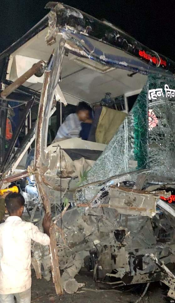 रामपुर में देर रात पनवड़िया ओवरब्रिज पर सड़क हादसे में क्षतिग्रस्त बस। संवाद रामपुर में देर रात पनवड़िया ओवरब्रिज पर सड़क हादसे में क्षतिग्रस्त बस। संवाद