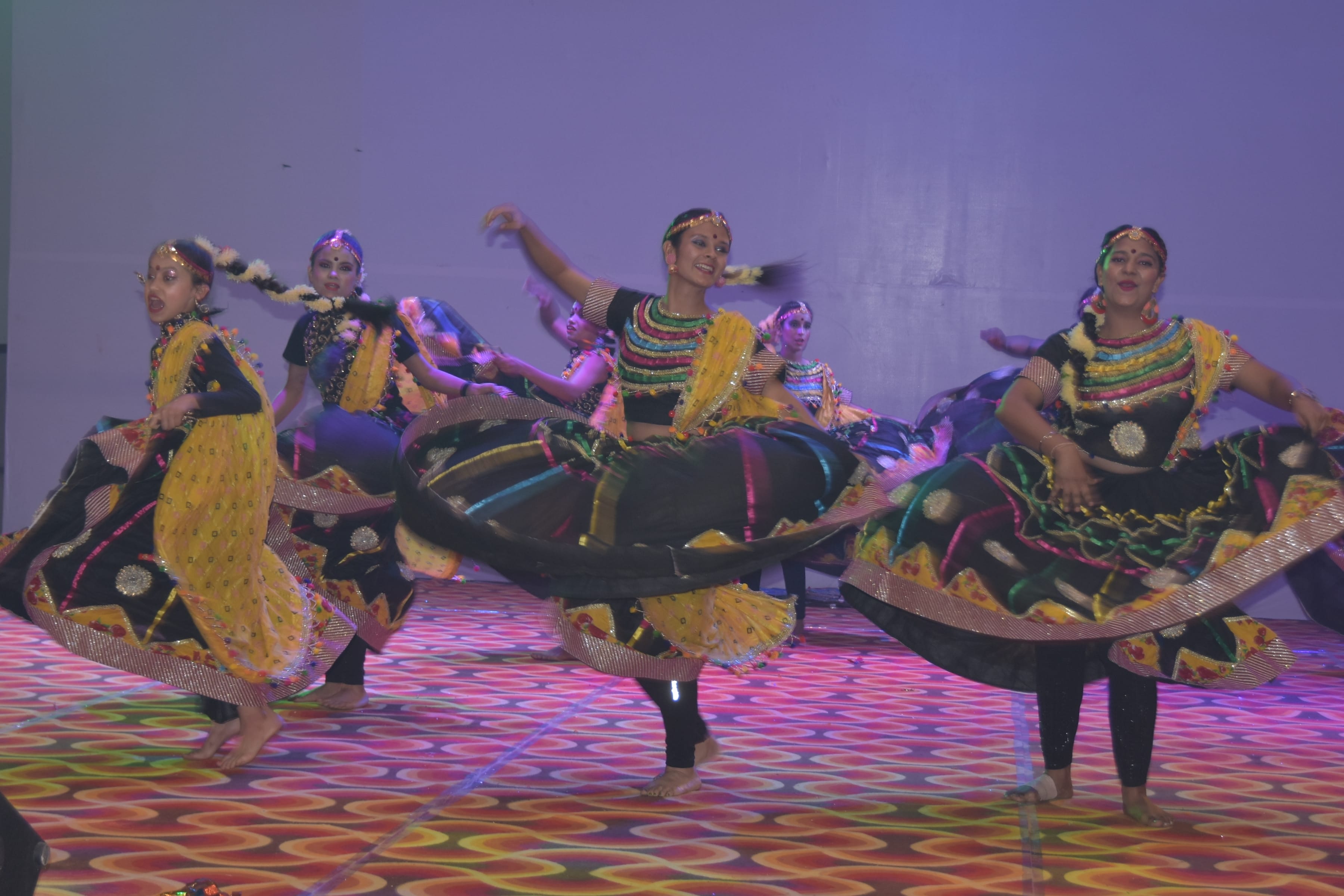 जनमंच आयोजित कार्यक्रम में प्रस्तुति देते कलाकार जनमंच आयोजित कार्यक्रम में प्रस्तुति देते कलाकार