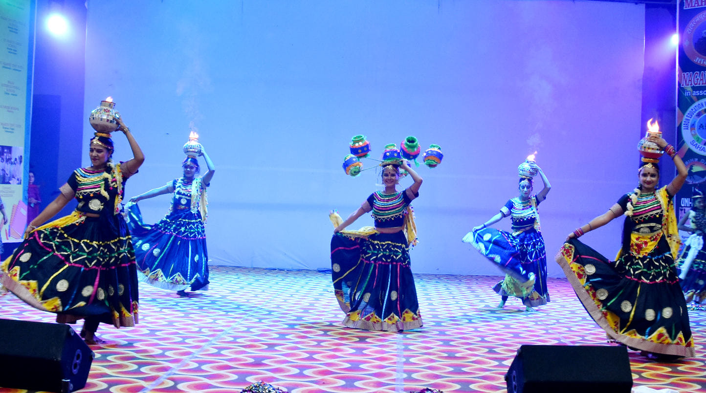 जनमंच आयोजित कार्यक्रम में प्रस्तुति देते कलाकार जनमंच आयोजित कार्यक्रम में प्रस्तुति देते कलाकार