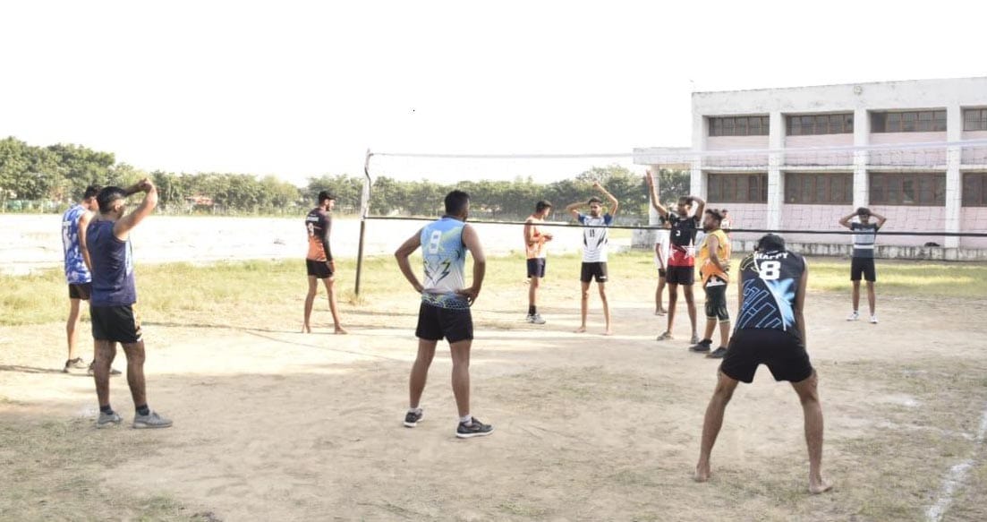 अंबाला शहर में आयोजित वॉलीबाल प्रतियोगिता में भाग लेते हुए। अंबाला शहर में आयोजित वॉलीबाल प्रतियोगिता में भाग लेते हुए।
