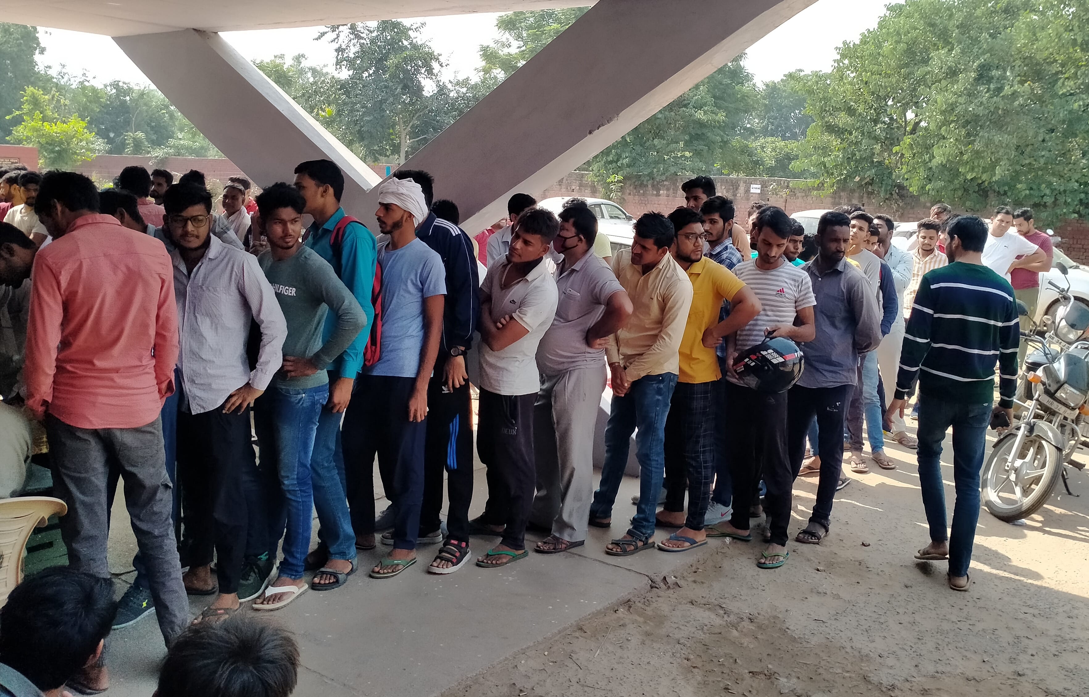 महेंद्रगढ़ बस स्टैंड पर टिकट बुक करवाने के लिए लगी युवाओं की लंबी लाइन