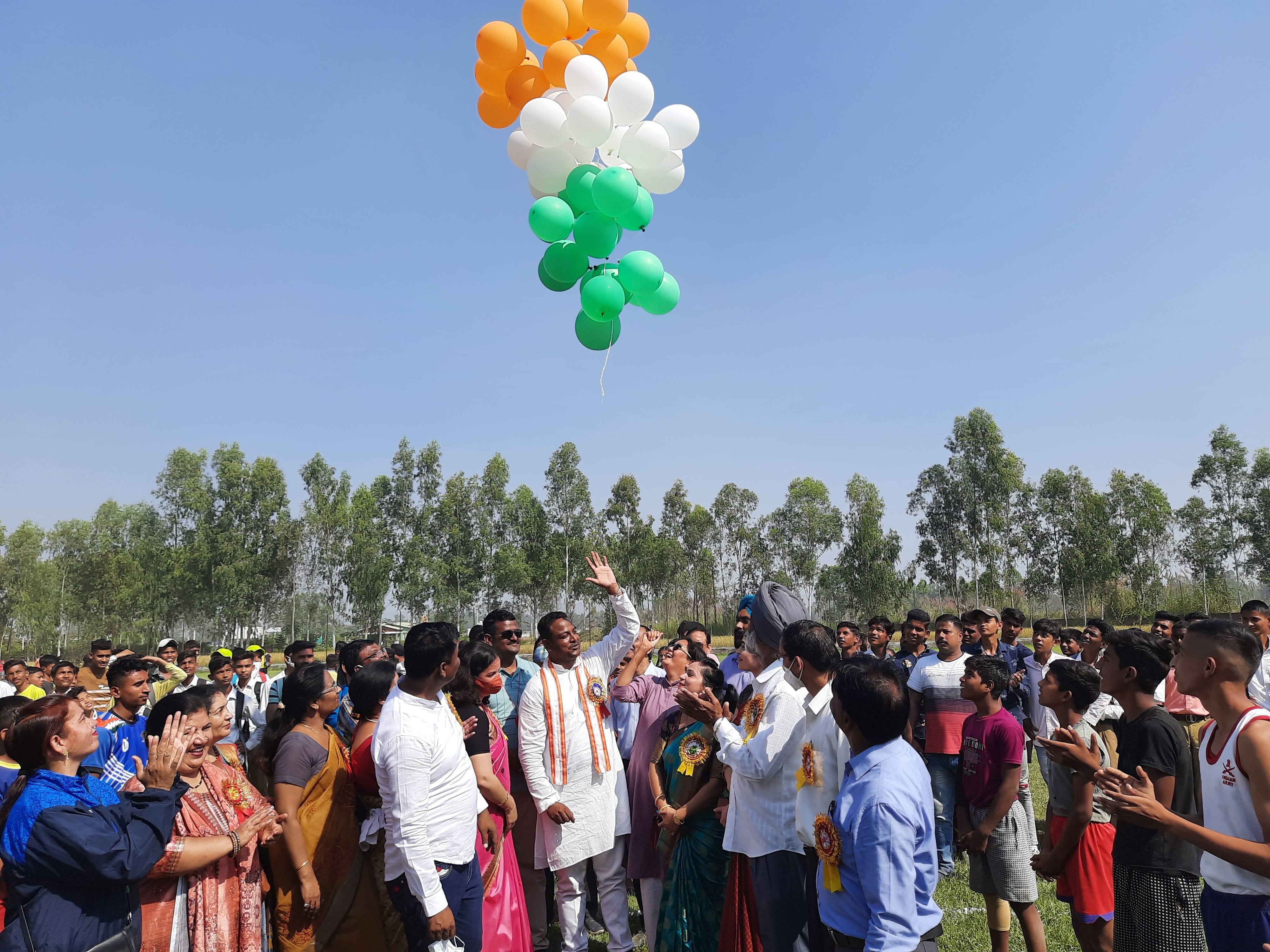 फोटो        बाजपुर में खेलमहाकुंभ का शुभारंभ करते भाजपा प्रदेश प्रवक्ता राजेश कुमार और अन्य।