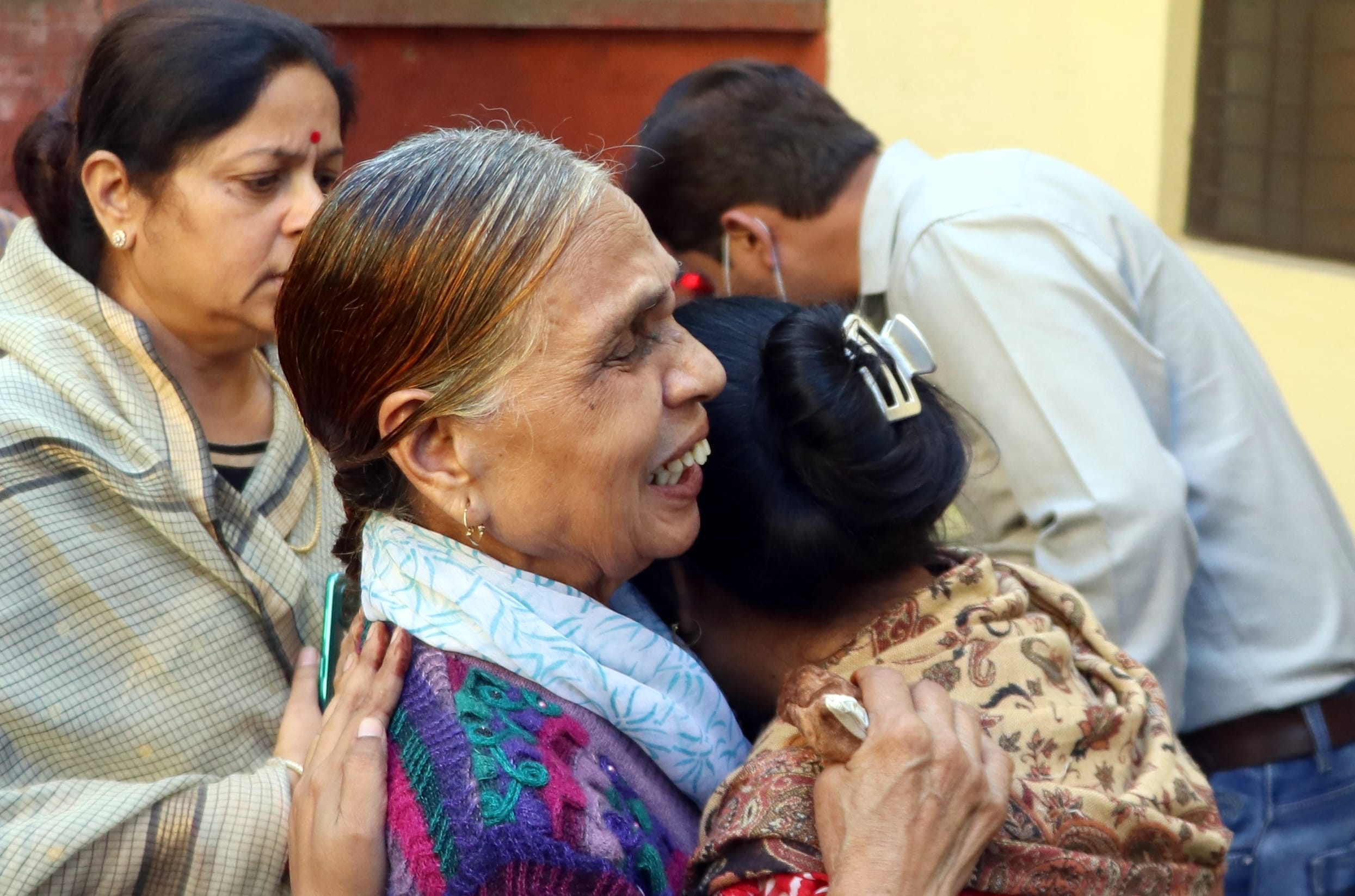बिजनौर में साकेत कालोनी में आरबीडी कॉलेज की प्रवक्ता की हत्या के अस्पताल में विलाप करती बहन और मा