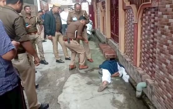 बिजनौर में साकेत कालोनी में आरबीडी कॉलेज की प्रवक्ता की हत्या के बाद शव को देखती पुलिस।