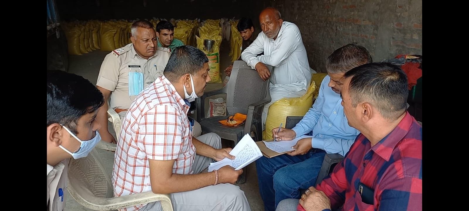 गांव सबौली के पास औद्योगिक क्षेत्र में गोदाम के अंदर मिले यूरिया खाद को लेकर कार्रवाई करती पुलिस? गांव सबौली के पास औद्योगिक क्षेत्र में गोदाम के अंदर मिले यूरिया खाद को लेकर कार्रवाई करती पुलिस?