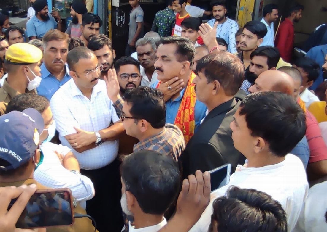 रुद्रपुर डीडी चौक के पास एसडीएम व एमएनए से वार्ता करते विधायक ठुकराल व भाजपा जिलाध्यक्ष शिव अरोर? रुद्रपुर डीडी चौक के पास एसडीएम व एमएनए से वार्ता करते विधायक ठुकराल व भाजपा जिलाध्यक्ष शिव अरोर?