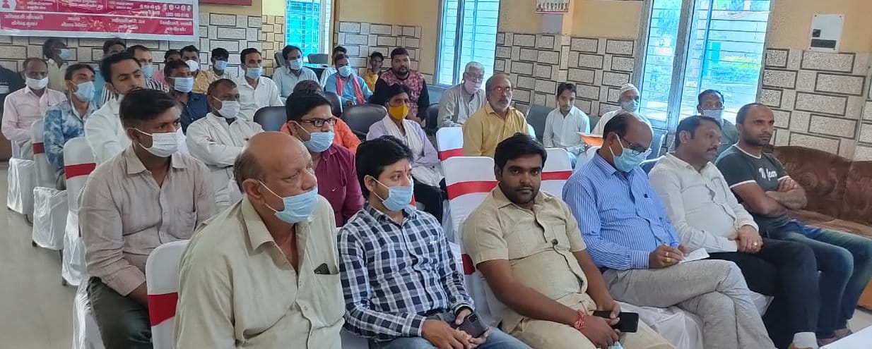 झिंझाना नगर पंचायत कार्यालय में आयोजित कार्यक्रम में भाग लेते लोग