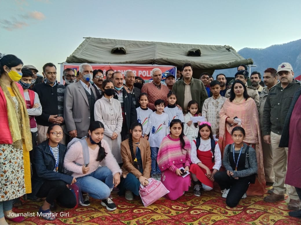फोटो.. जिला पुलिस किश्तवाड़ ने सिवकि एक्शन कार्यक्रम के तहत गायकी और पेंटिंग प्रतियोगिता करवाई फोटो.. जिला पुलिस किश्तवाड़ ने सिवकि एक्शन कार्यक्रम के तहत गायकी और पेंटिंग प्रतियोगिता करवाई