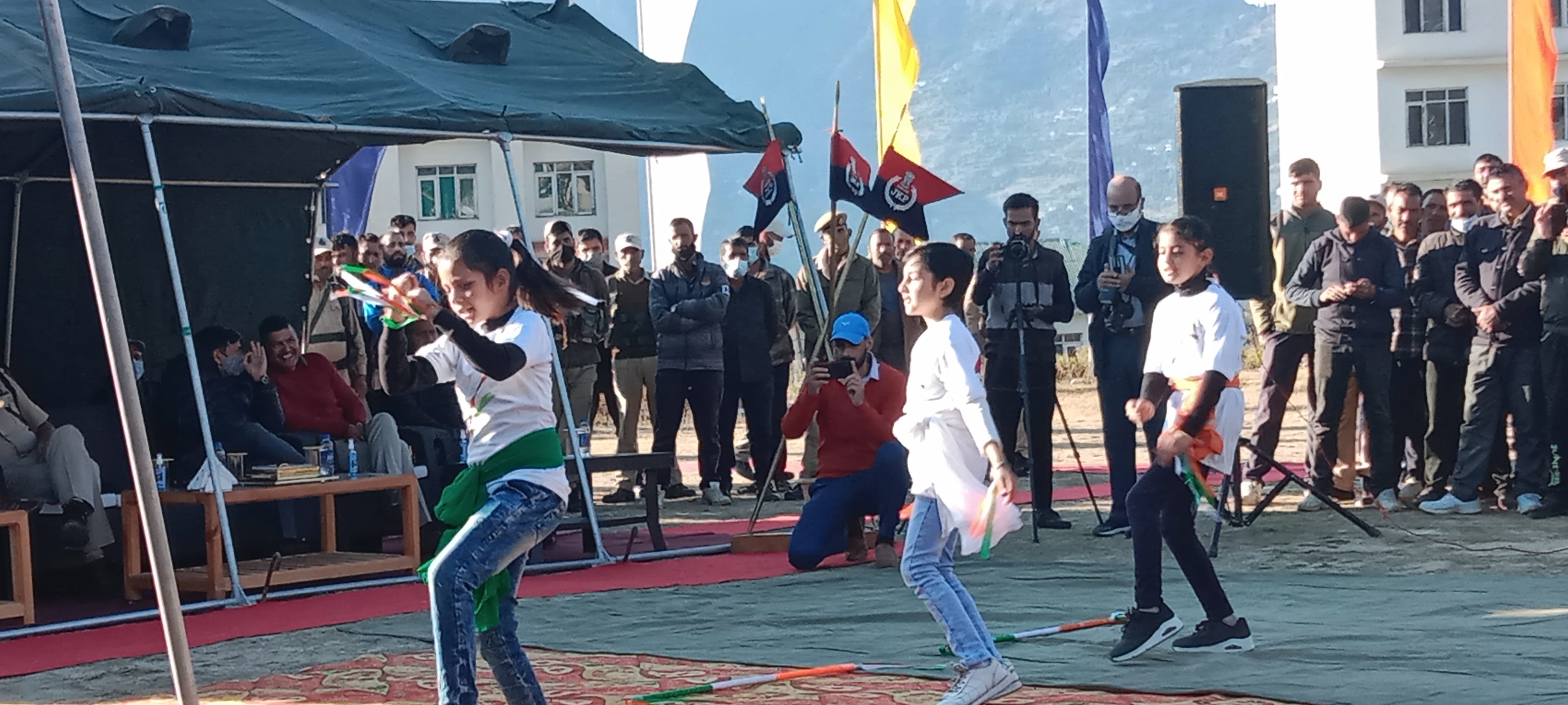 फोटो.. जिला पुलिस किश्तवाड़ ने सिवकि एक्शन कार्यक्रम के तहत गायकी और पेंटिंग प्रतियोगिता करवाई फोटो.. जिला पुलिस किश्तवाड़ ने सिवकि एक्शन कार्यक्रम के तहत गायकी और पेंटिंग प्रतियोगिता करवाई