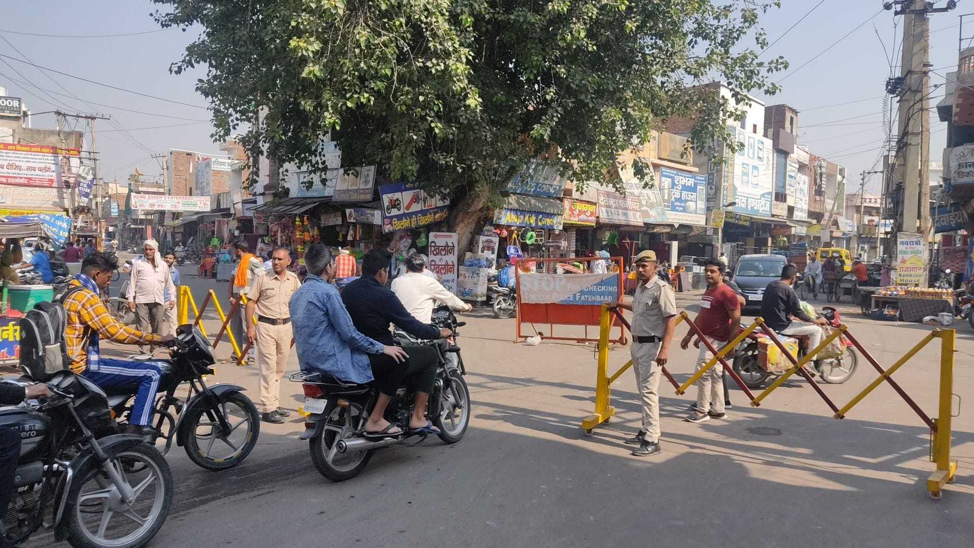 ट्रैफिक पुलिस द्वारा जवाहर चौक में लगाए गए बेरिगेड्स। ट्रैफिक पुलिस द्वारा जवाहर चौक में लगाए गए बेरिगेड्स।