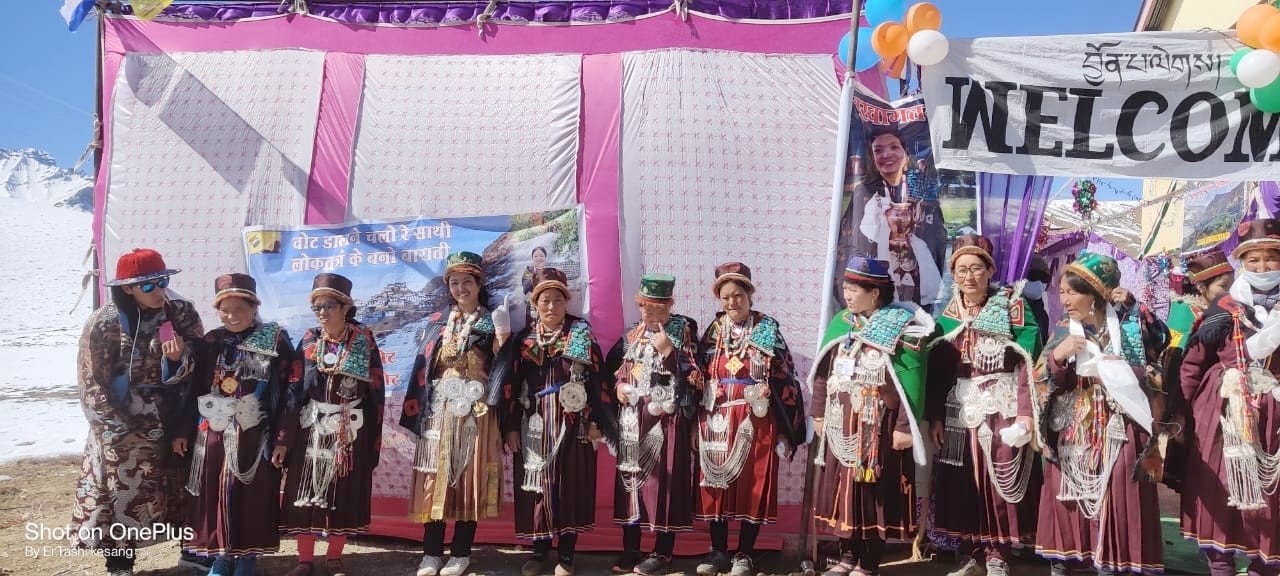 लाहौल स्पिति में स्थित दुनिया के सबसे ऊंचे मतदान केंद्र टशीगंग में पारंपारिक परिधानों में सजकर ? लाहौल स्पिति में स्थित दुनिया के सबसे ऊंचे मतदान केंद्र टशीगंग में पारंपारिक परिधानों में सजकर ?