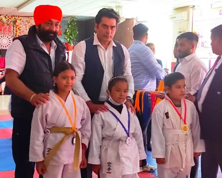उधमपुर में आयोजित कराटे चैंपियनशिप में विजेता खिलाड़ियों के साथ एसोसिएशन के पदाधिकारी