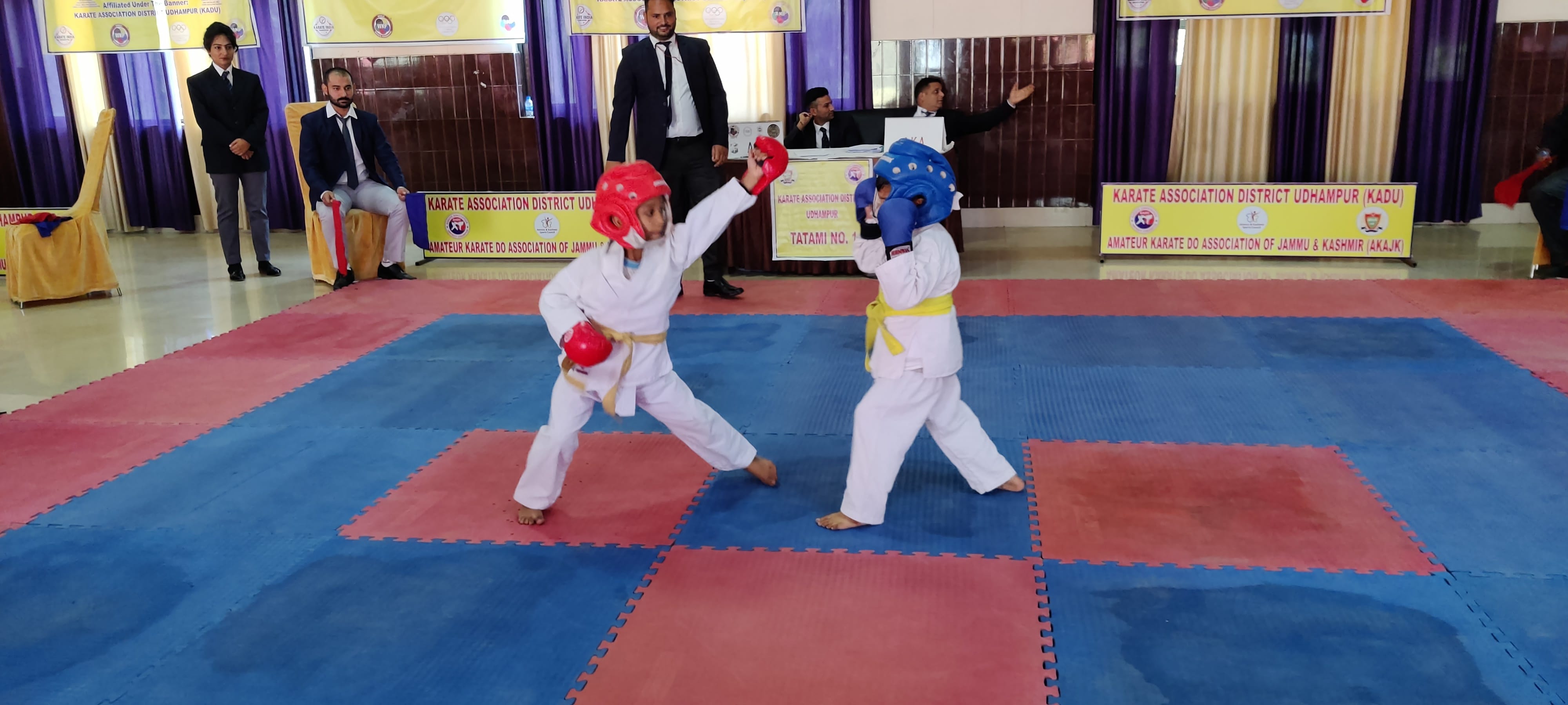 उधमपुर में डिस्ट्रिक्ट कराटे चैंपियनशिप का उद्घाटन करते मुख्य मेहमान व हिस्सा लेते खिलाड़ी उधमपुर में डिस्ट्रिक्ट कराटे चैंपियनशिप का उद्घाटन करते मुख्य मेहमान व हिस्सा लेते खिलाड़ी