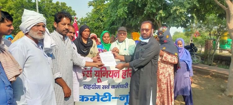 Demonstration of mid-day meal workers against the government, memorandum submitted to the Naib Tehsildar regarding pending demands, sloganeering fiercely