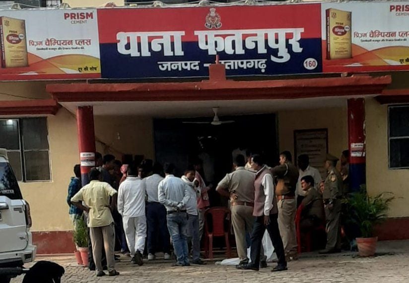फतनपुर थाने में हंगामे के दौरान जुटी भीड़। संवाद फतनपुर थाने में हंगामे के दौरान जुटी भीड़। संवाद