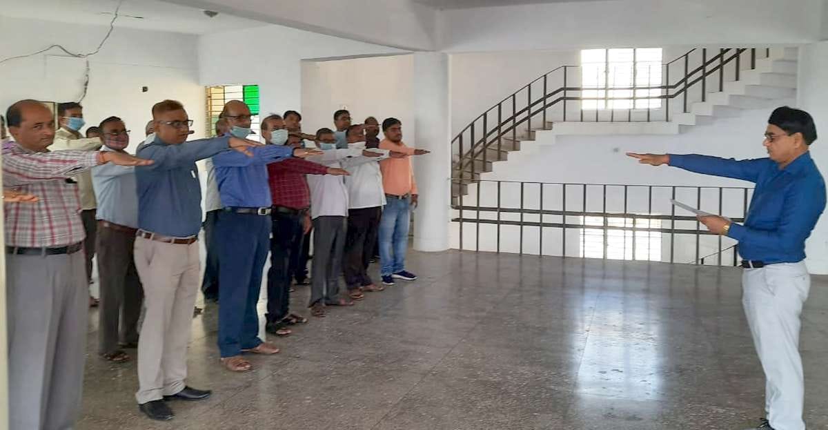 अधिकारियों व कर्मचारियों को राष्ट्रीय एकता की शपथ दिलाते सीडीओ।