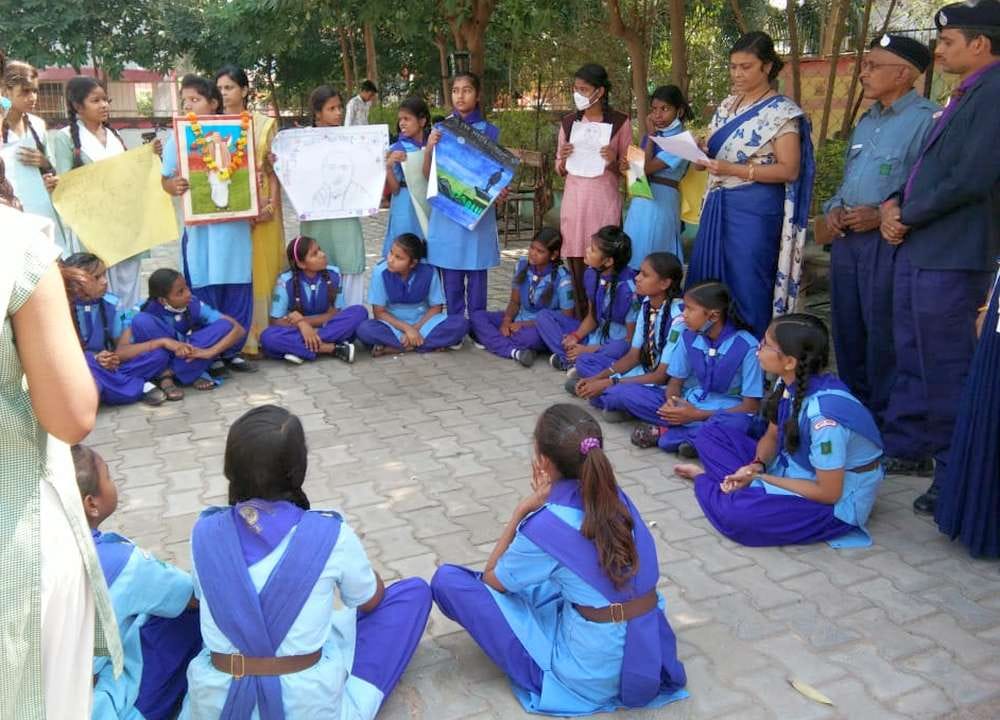 जीजीआईसी में लौह पुरुष के जीवन के बारे छात्राओं को जानकारी देती प्रधानाचार्य सरगम खरे।
