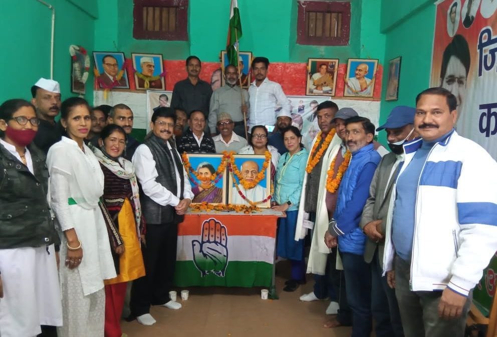 अल्मोड़ा में पूर्व प्रधानमंत्री इंदिरा गांधी की पुण्यतिथि पर उन्हें श्रद्धांजलि देते कांग्रेस