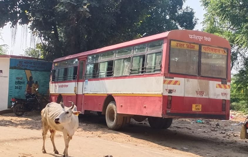 किशनपुर थाने के बाहर खड़ी रोडवेज बस। संवाद किशनपुर थाने के बाहर खड़ी रोडवेज बस। संवाद