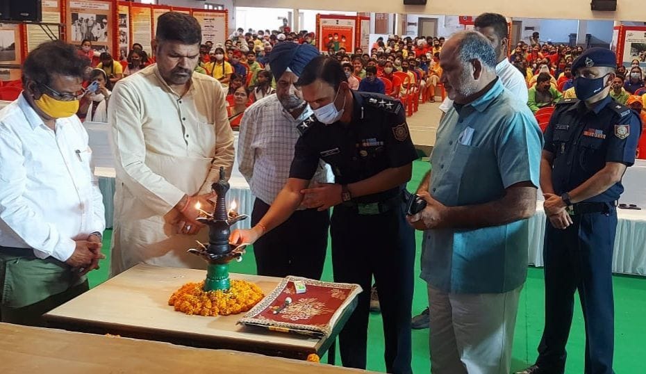 बाजपुर में दो दिनी राष्ट्रीय एकता दिवस कार्यक्रम का शुभारंभ करते अतिथि। बाजपुर में दो दिनी राष्ट्रीय एकता दिवस कार्यक्रम का शुभारंभ करते अतिथि।