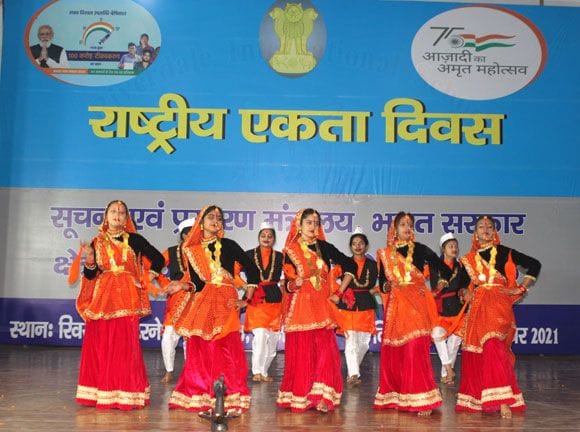 बाजपुर में सांस्कृतिक कार्यक्रम प्रस्तुत करते स्कूली बच्चे। बाजपुर में सांस्कृतिक कार्यक्रम प्रस्तुत करते स्कूली बच्चे।