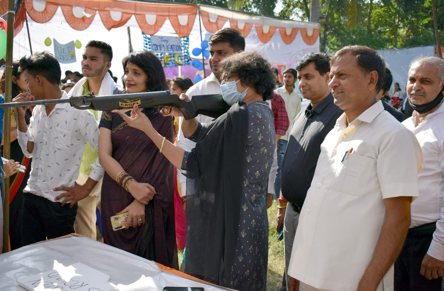 बिजनौर में कृष्णा कॉलेज में दीपावली मेले में निशाना लगाती मुख्य अतिथि। बिजनौर में कृष्णा कॉलेज में दीपावली मेले में निशाना लगाती मुख्य अतिथि।