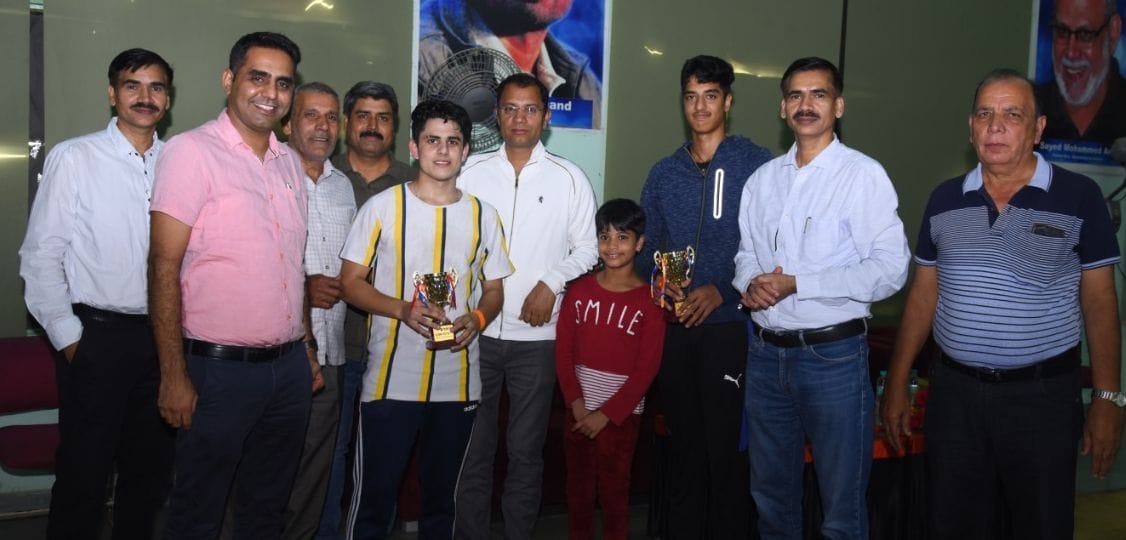 बैडमिंटन प्रतियोगिता में विजेताओं को सम्मानित करते अतिथिगण। बैडमिंटन प्रतियोगिता में विजेताओं को सम्मानित करते अतिथिगण।