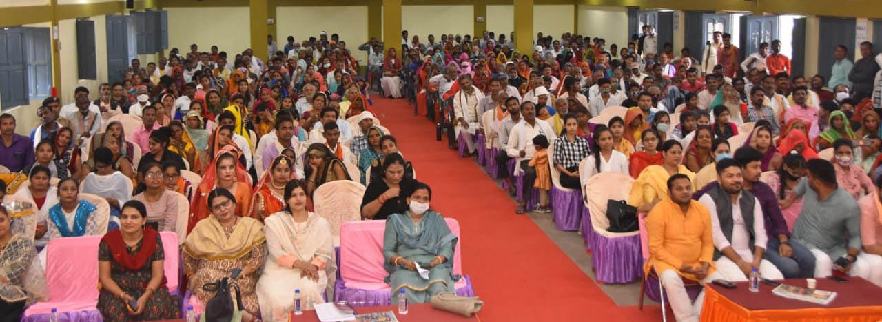 बांदा : संवाद कार्यक्रम में उपस्थित लाभार्थी व अन्य गणमान्य नागरिक। संवाद   