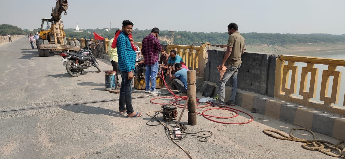 चबंल पुल की बियरिंग की मरम्मत करते लोक निर्माण विभाग के कर्मचारी चबंल पुल की बियरिंग की मरम्मत करते लोक निर्माण विभाग के कर्मचारी