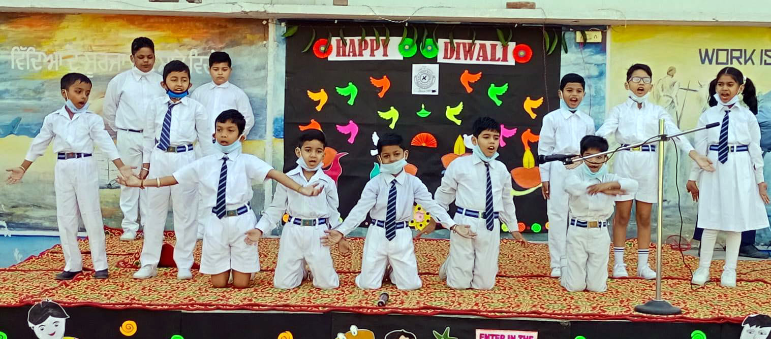 डीएवी हाई स्कूल में आयोजित कार्यक्रम में प्रस्तुती देते छात्र।