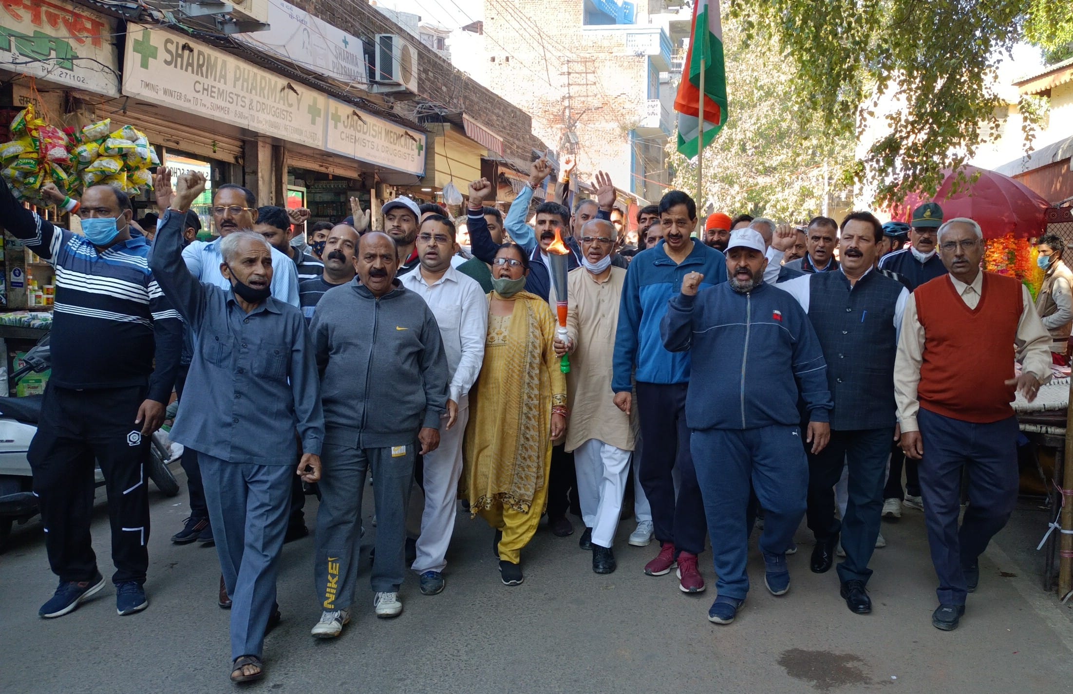 राष्ट्रीय एकता दिवस पर भाजपा की तरफ से निकाली गई एकता दौड़ में हिस्सा लेते नेता व कार्यकर्ता