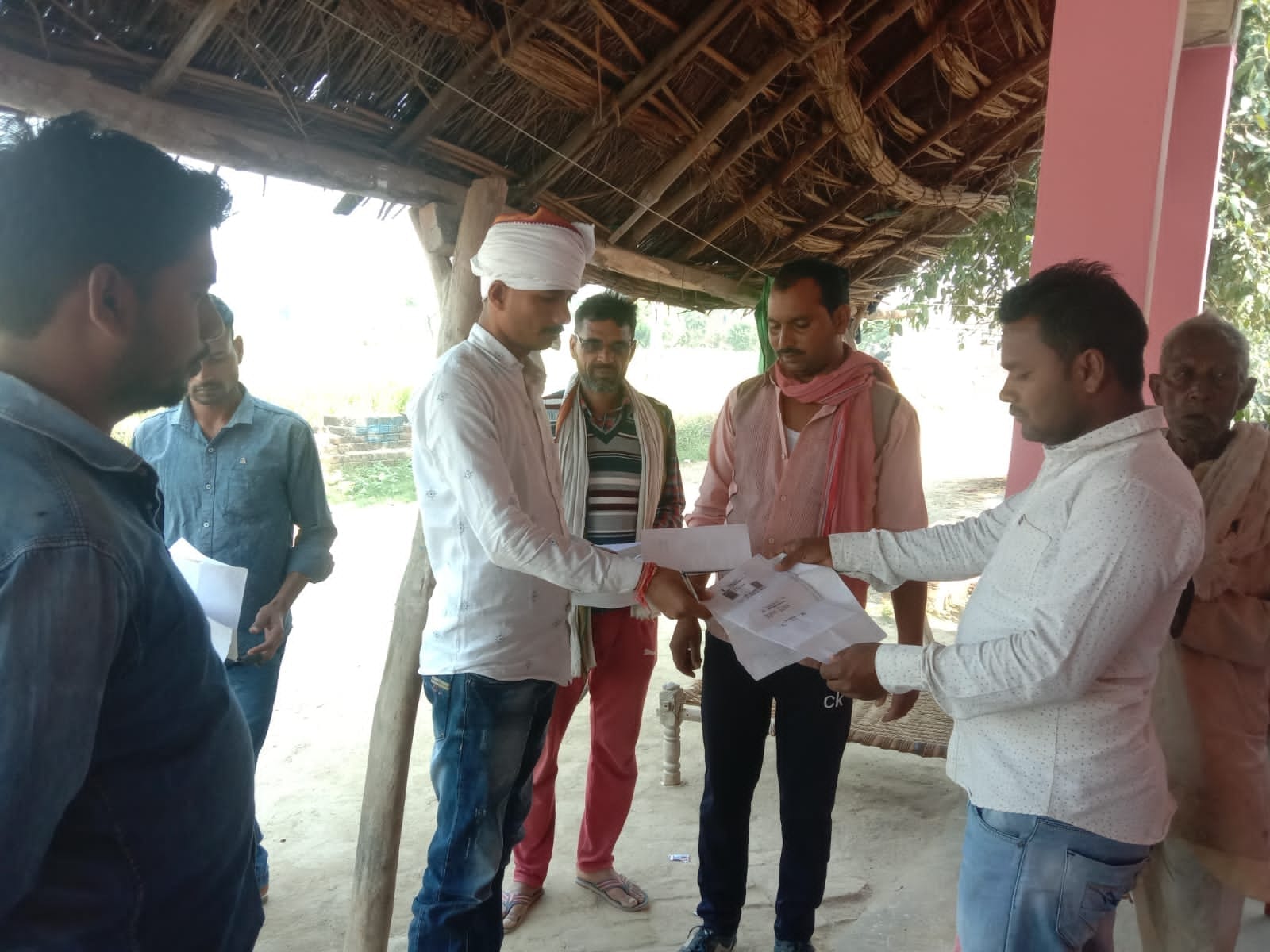 सदनहा गांव में फसलों के नुकसान का मुआबजा दिलाने के लिए कागज लेते लेखपाल। संवाद सदनहा गांव में फसलों के नुकसान का मुआबजा दिलाने के लिए कागज लेते लेखपाल। संवाद