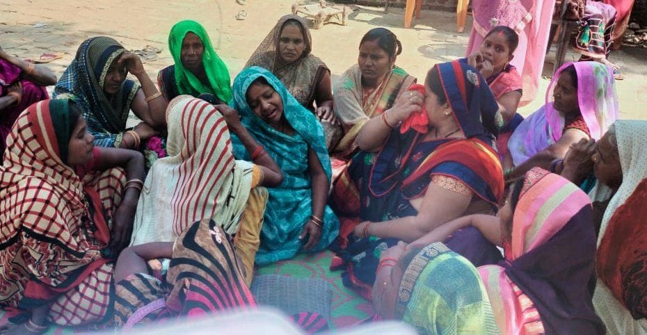 :गर कोतवाली के रामपुर गौरी में सड़क हादसे में मृत किशोर के बिलखते परिजन। संवाद