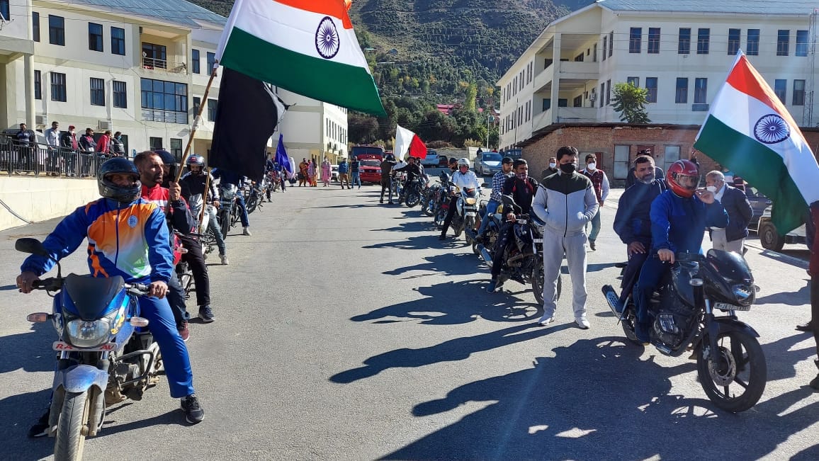 फोटो...किश्तवाड़ में सरदार पटेल जंयती पर एकता दिवस मनाया। मिनी सचिवालय से बाईक रैली आयोजित