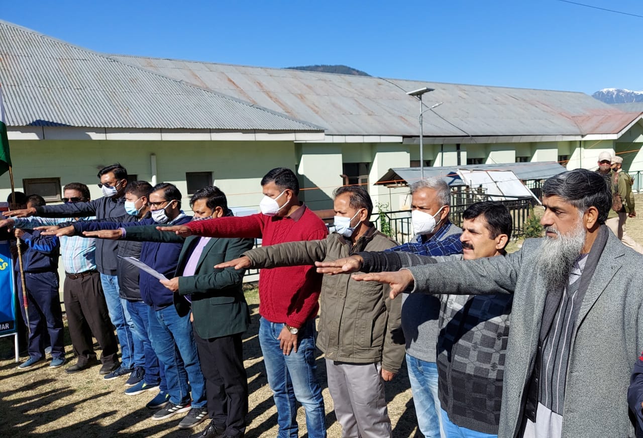 फोटो...किश्तवाड़ में सरदार पटेल जंयती पर एकता दिवस मनाया। डीसी कार्यालय परिसर में शफत लेत अधिकारी