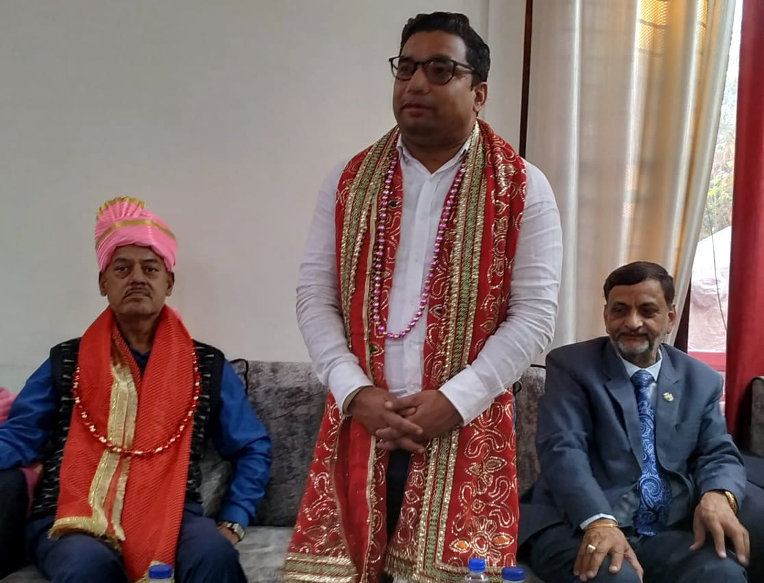 सीनियर सिटीजन वेलफेयर फोरम के सदस्य ड़िप्टी सीईओ को समानित करते हुए सीनियर सिटीजन वेलफेयर फोरम के सदस्य ड़िप्टी सीईओ को समानित करते हुए