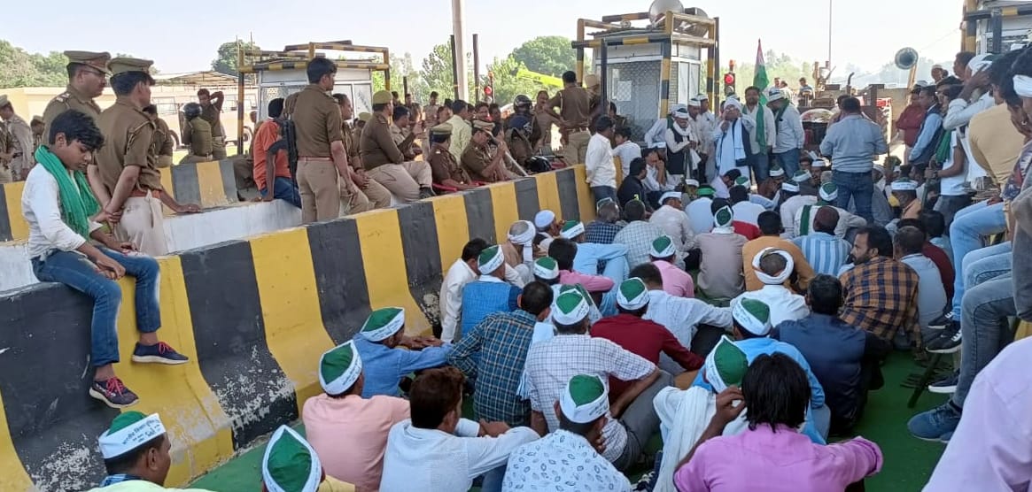 नगीना के ग्राम पुरैनी में टोल प्लाजा पर धरने पर बैठे भाकियू तोमर गुट के कार्यकर्ता।