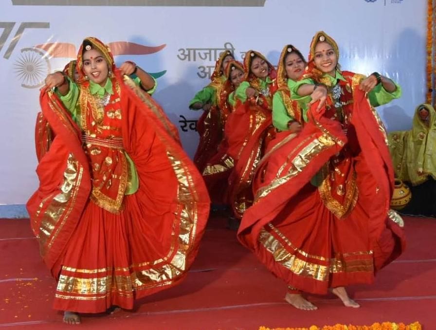 सांस्कृतिक कार्यक्रम की प्रस्तुति देते कलाकार। संवाद सांस्कृतिक कार्यक्रम की प्रस्तुति देते कलाकार। संवाद