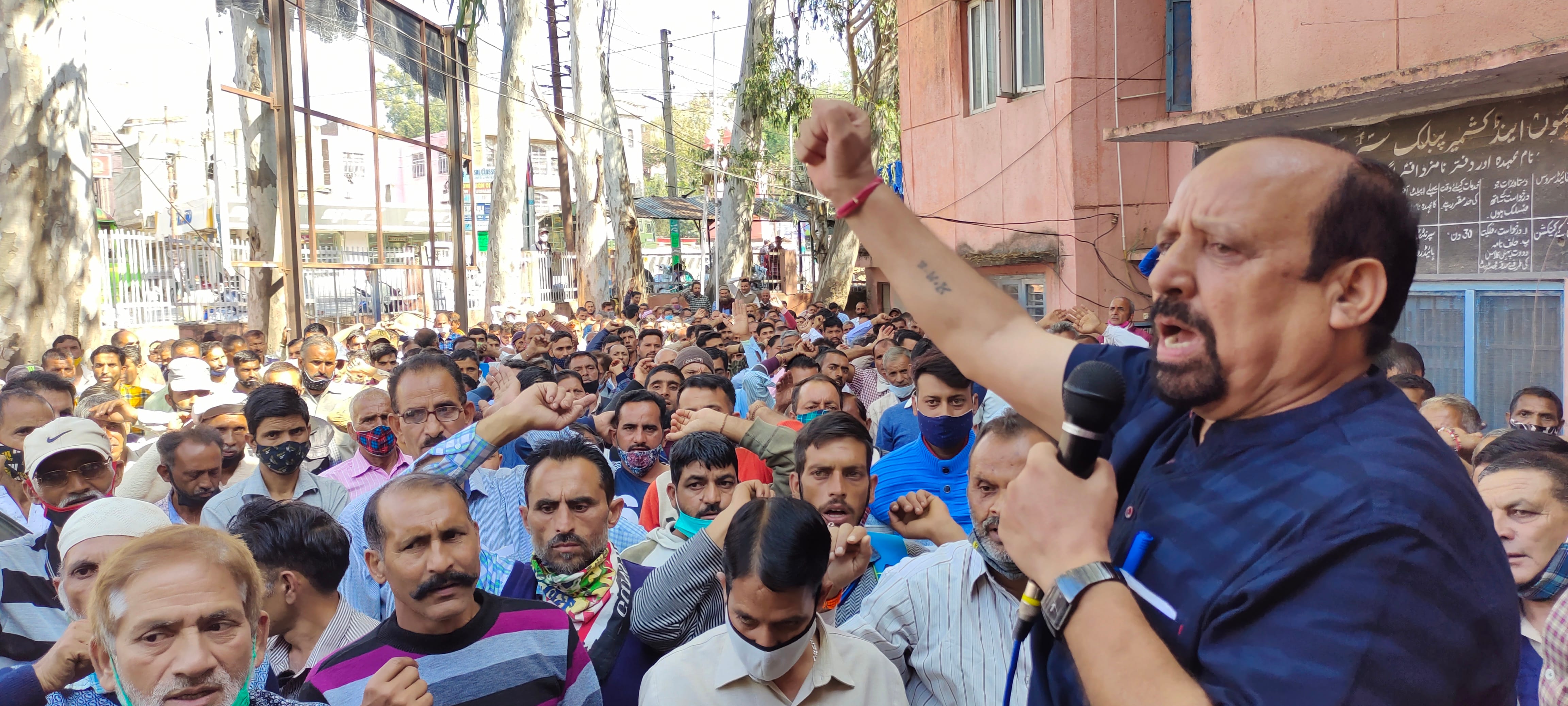 उधमपुर में स्थायी कर्मचारी बनाने की मांग को लेकर प्रदर्शन करते जलशक्ति विभाग के अस्थायी कर्मचार उधमपुर में स्थायी कर्मचारी बनाने की मांग को लेकर प्रदर्शन करते जलशक्ति विभाग के अस्थायी कर्मचार