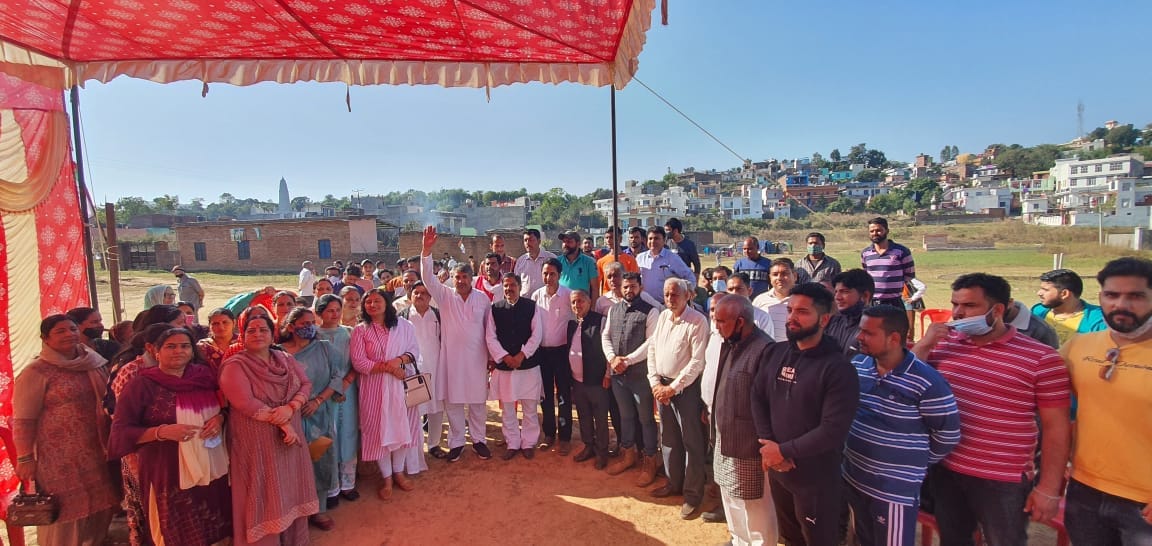उधमपुर के बिल्लनबावली इलाके में आयोजित पैंथर्स पार्टी की सभा में मौजूद नेता व कार्यकर्ता