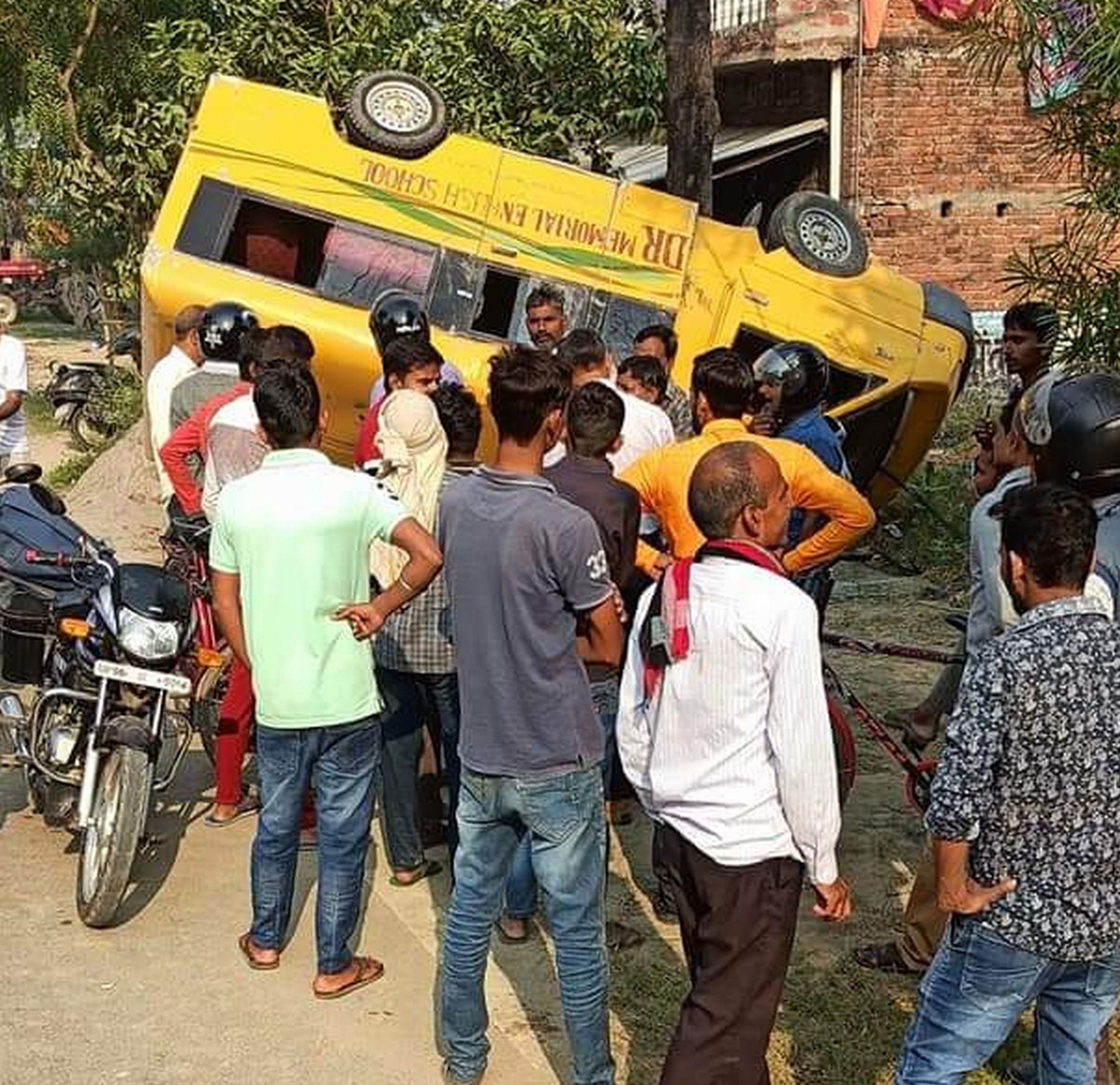 01 : गौरीगंज : कुशीताली के पास अनियंत्रित होकर पलटा स्कूल वाहन।  -संवाद