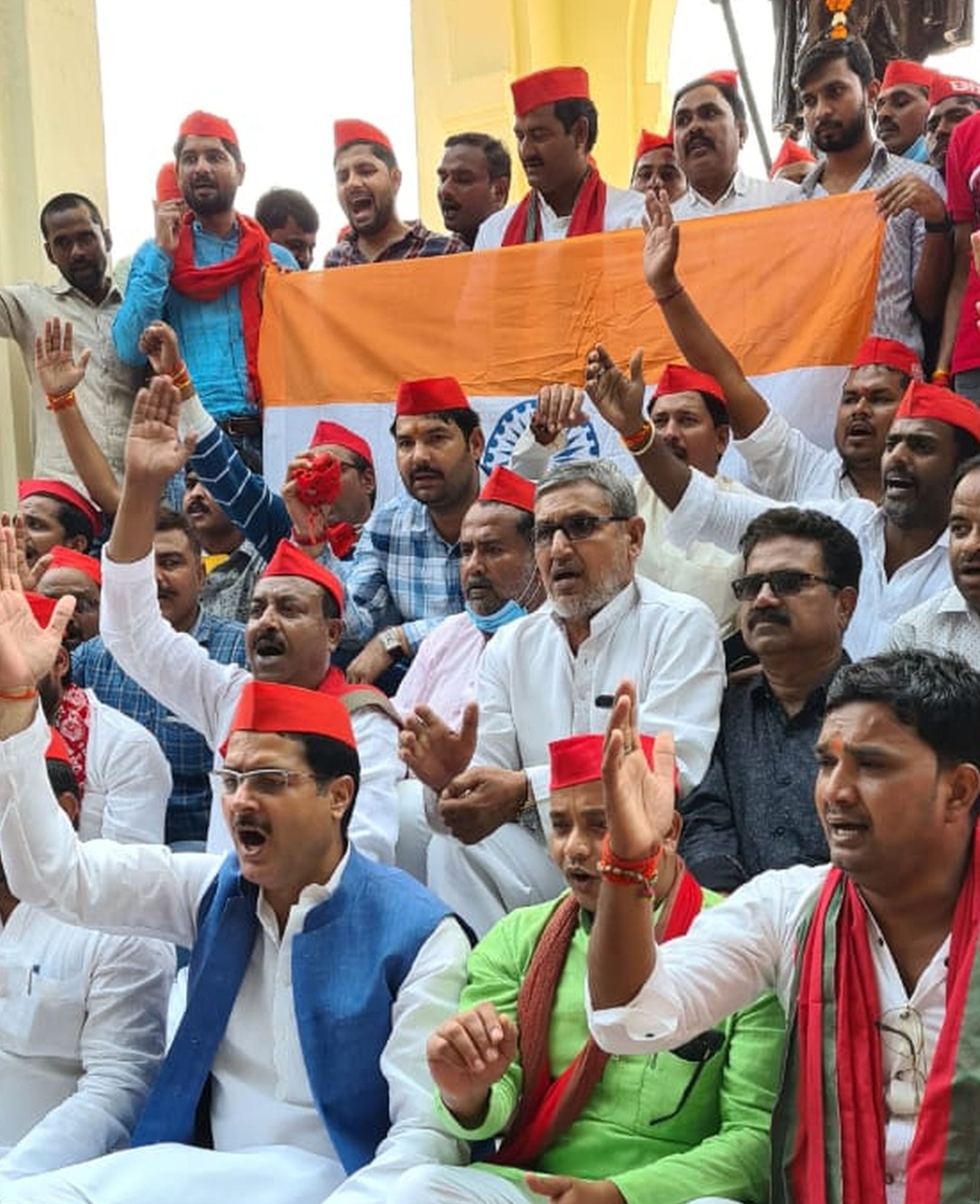 07 : गौरीगंज : लखनऊ स्थित जीपीओ में समर्थकों के साथ धरना देते विधायक राकेश प्रताप सिंह। -संवाद 07 : गौरीगंज : लखनऊ स्थित जीपीओ में समर्थकों के साथ धरना देते विधायक राकेश प्रताप सिंह। -संवाद